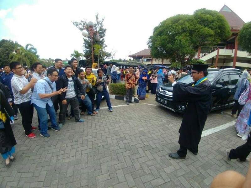 10 Momen Kocak Saat Wisuda. Sekali Seumur Hidup, Kelucuannya Pasti Bisa Jadi Cerita yang Sulit Dilupa