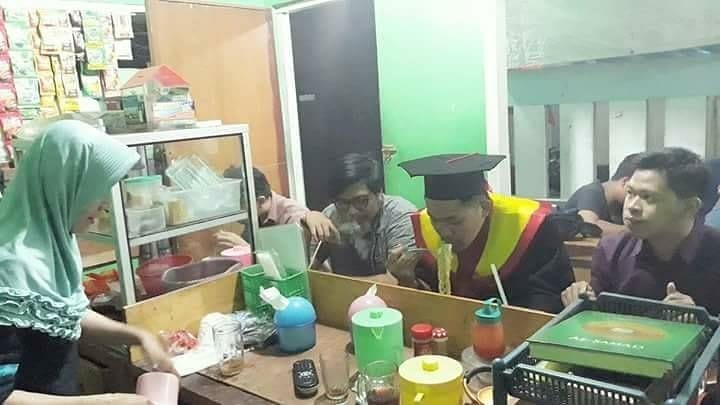 10 Momen Kocak Saat Wisuda. Sekali Seumur Hidup, Kelucuannya Pasti Bisa Jadi Cerita yang Sulit Dilupa