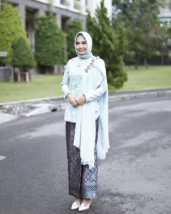 15+ Kebaya Hijab dengan Jahitan Unik di Pundak dan Dada. Psst, Dijamin Beda!