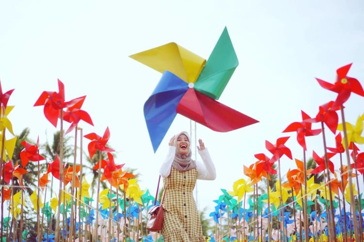 Berfoto dengan Kitiran Warna-Warni di Taman Dewari. Destinasi yang Hits dan Instagramable di Magelang!