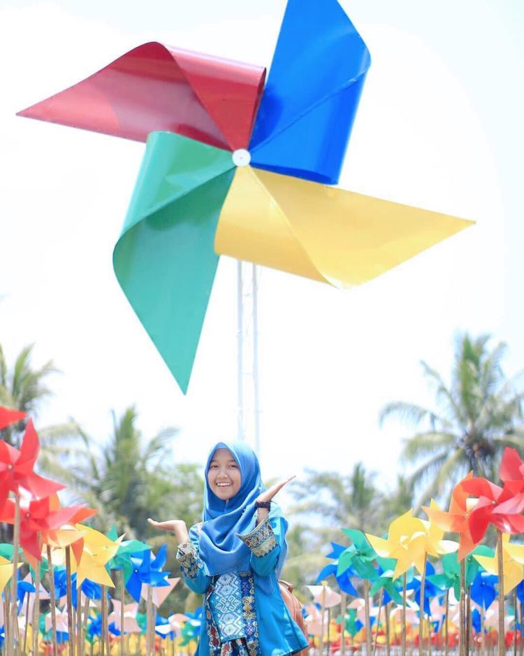 Berfoto dengan Kitiran Warna-Warni di Taman Dewari. Destinasi yang Hits dan Instagramable di Magelang!