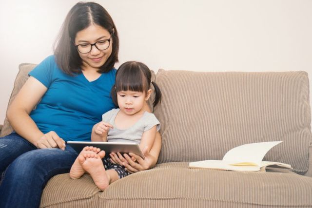 11+ Potret Orangtua Modern yang Bawa Anak ke Tempat Kerja. Ini Alasan Kenapa Tren Ini Perlu Dukungan