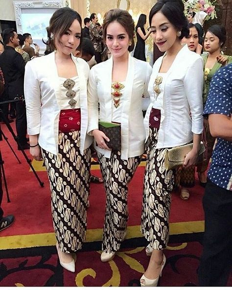 14 Setelan Kebaya Putih Modern untuk Kondangan atau Wisudaan. Nggak Terlihat Kaku Kok!