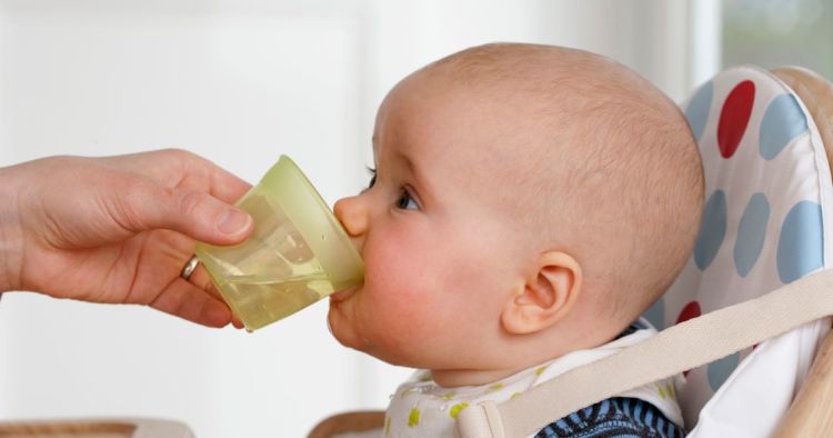 Viral Anak 2 Bulan Dicekoki Bubur Bayi Bikin Warganet Geram. Ini 5 Alasan Medis MPASI Jangan Diberikan Sebelum Waktunya