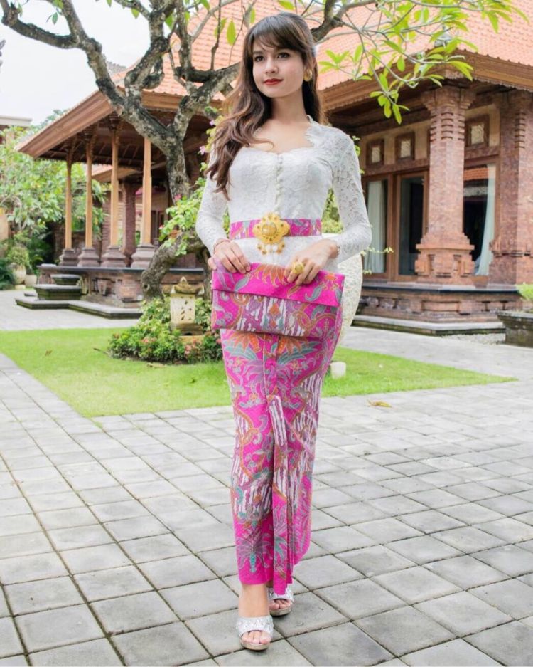 14 Setelan Kebaya Putih Modern untuk Kondangan atau Wisudaan. Nggak Terlihat Kaku Kok!