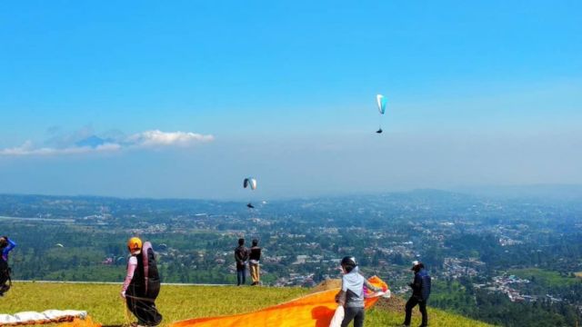 Paralayang Puncak di Bogor