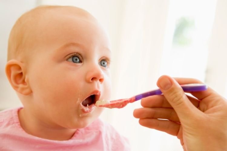 Viral Anak 2 Bulan Dicekoki Bubur Bayi Bikin Warganet Geram. Ini 5 Alasan Medis MPASI Jangan Diberikan Sebelum Waktunya