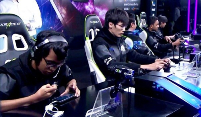 7 Sisi Lain Cowok Gamers yang Bakal Bikin Jatuh Cinta. Lupakan Dulu Soal Sifat Cueknya