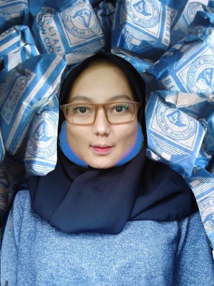 Minta Tolong Dieditin Fotonya Jadi Background Biru, Begini 17 Kreativitas Warganet yang Ngocol Abis