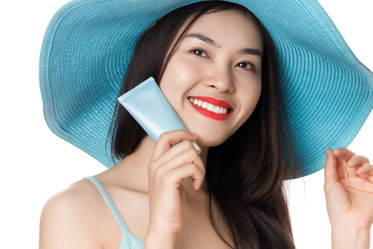 7 Tips Jitu dan Mudah Raih Wajah 'Cloudless Skin', Tren Kulit Sehat Terbaru di Korea yang Wajib Dicoba!