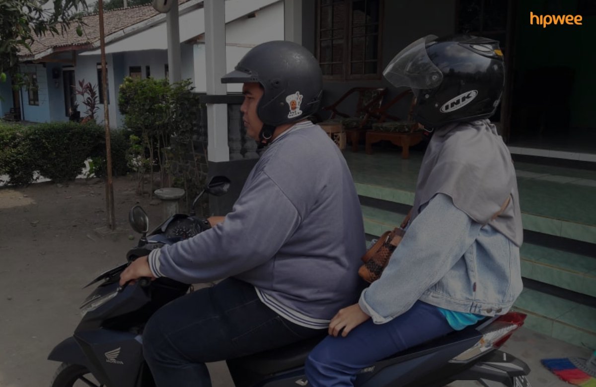 Menerka Status Hubungan Orang dari Caranya Duduk Saat Boncengan Motor. Coba Dikira-Kira Sendiri~