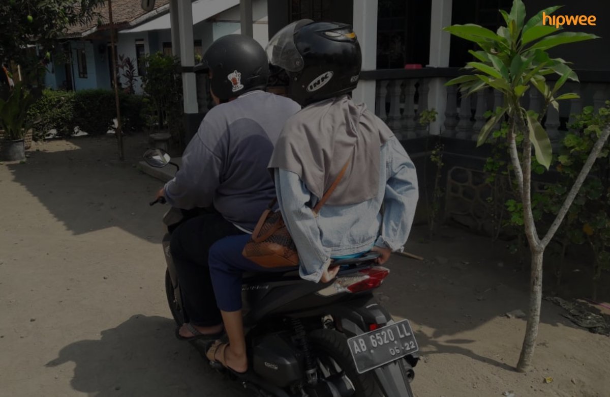 Menerka Status Hubungan Orang dari Caranya Duduk Saat Boncengan Motor. Coba Dikira-Kira Sendiri~