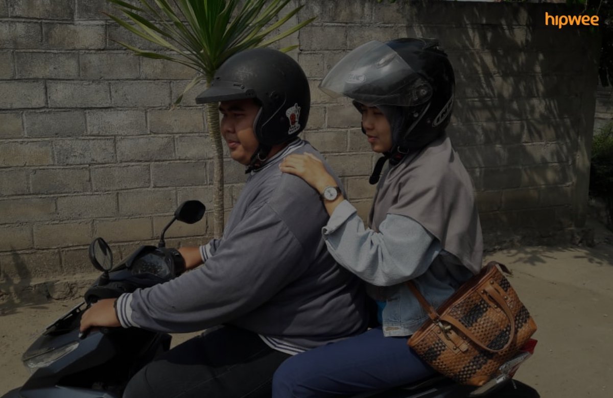 Menerka Status Hubungan Orang dari Caranya Duduk Saat Boncengan Motor. Coba Dikira-Kira Sendiri~