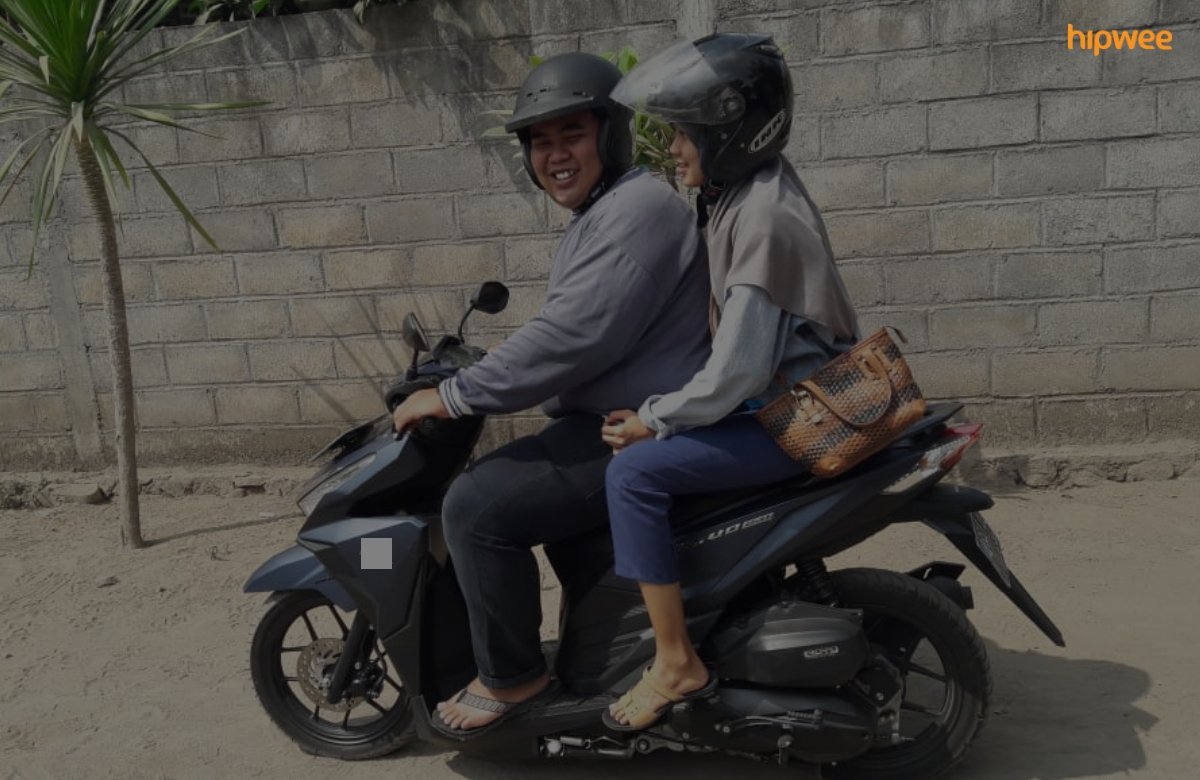 Menerka Status Hubungan Orang dari Caranya Duduk Saat Boncengan Motor. Coba Dikira-Kira Sendiri~