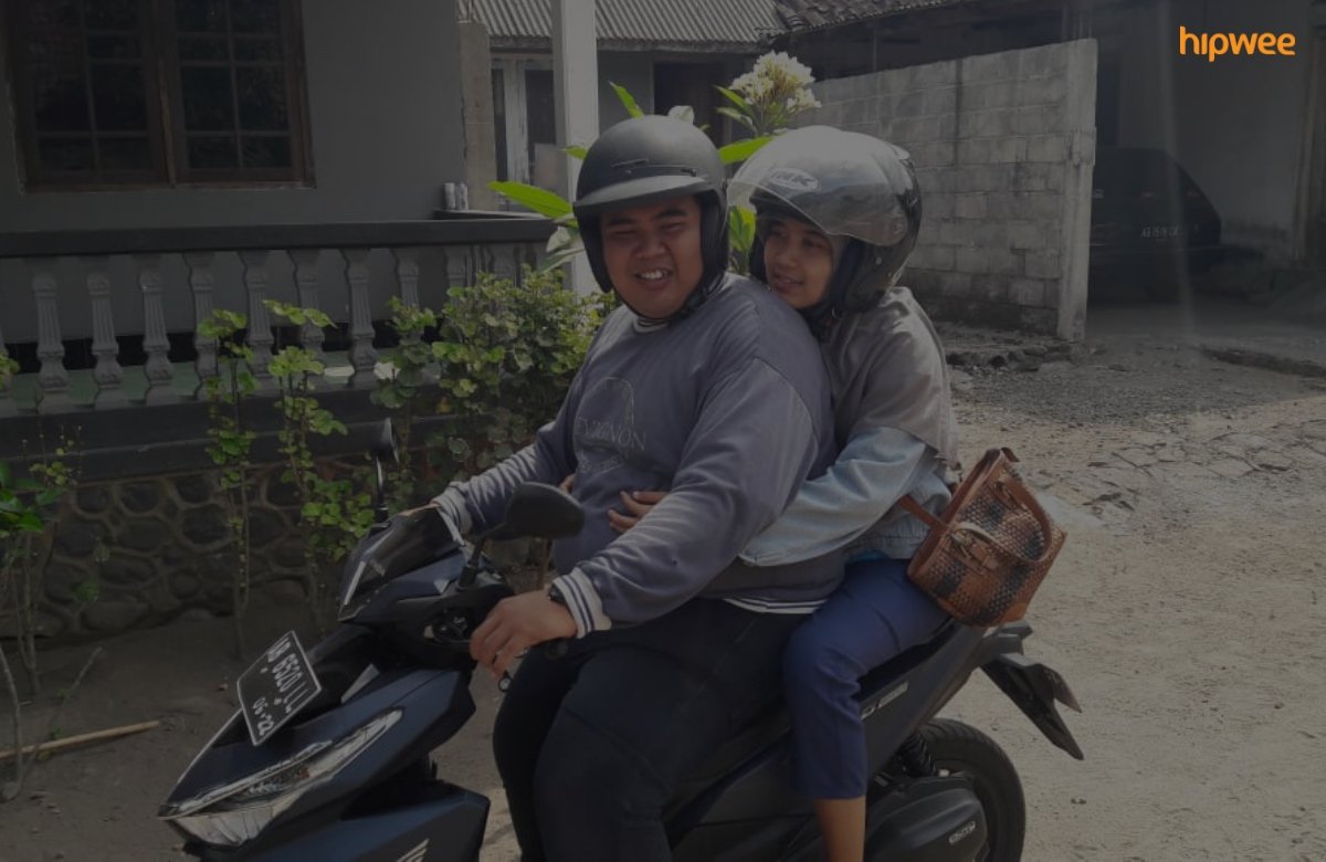 Menerka Status Hubungan Orang dari Caranya Duduk Saat Boncengan Motor. Coba Dikira-Kira Sendiri~