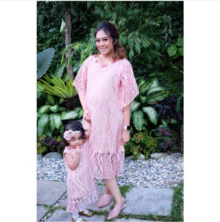 12+ Inspirasi Baju Couple Mama dan Anak yang Nggak Harus Sama Persis. Tetap Cantik, Manis nan Modis