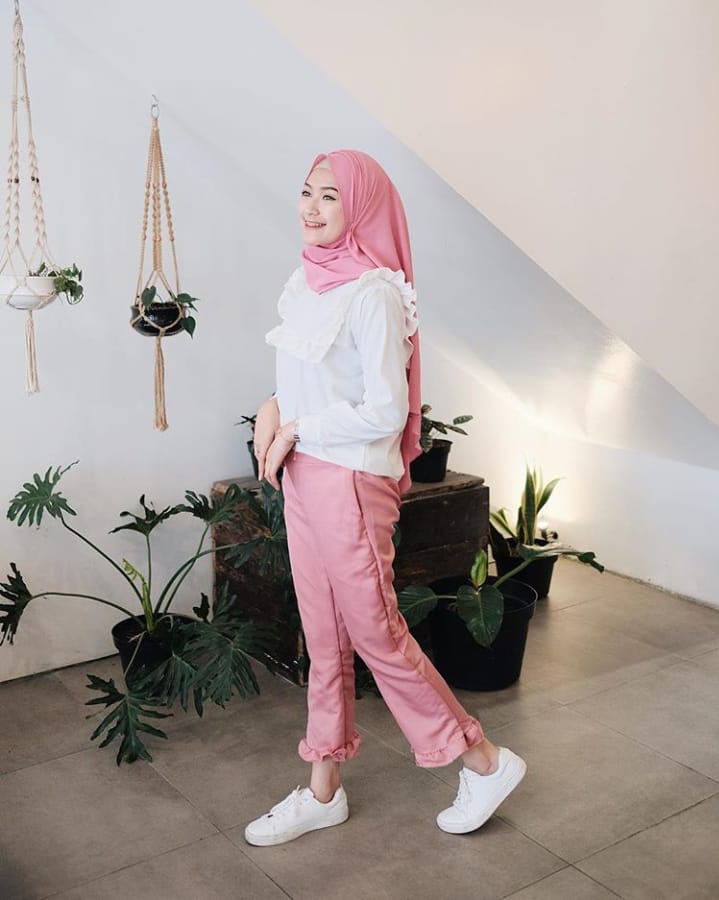 Sontek 12+ Cute Fashion Style Ala Selebgram dan Beauty Vlogger Sari Endah Pratiwi @saritiw Ini Yuk!