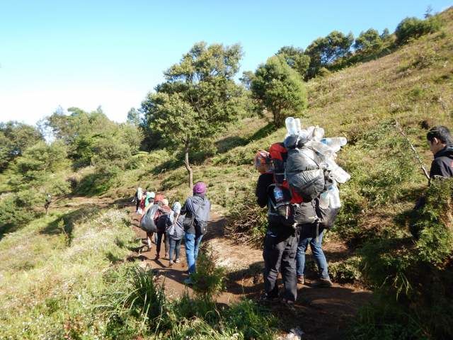 Pendaki membawa sampah turun gunung - Photo by Phinemo