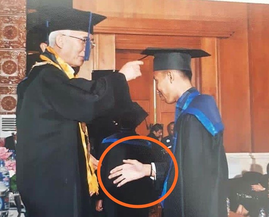 10 Momen Kocak Saat Wisuda. Sekali Seumur Hidup, Kelucuannya Pasti Bisa Jadi Cerita yang Sulit Dilupa