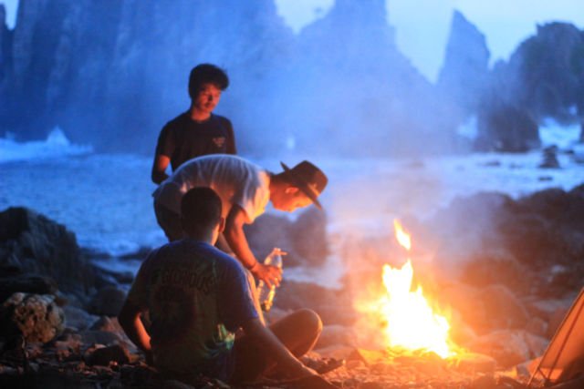 Pertemuan dengan teman baru selama perjalanan sambil menikmati alam Indonesia di Pantai Gigi Hiu Kelumbayan, Lampung. (dok.pri)