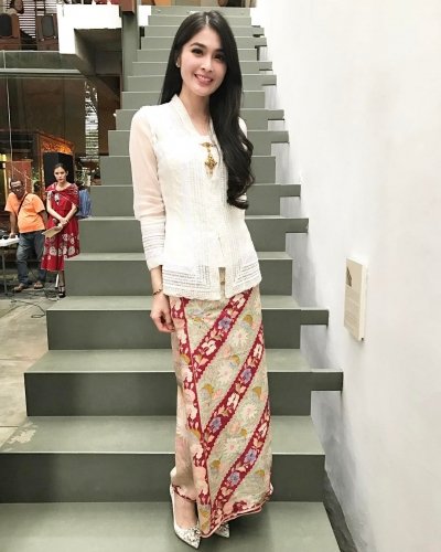 14 Setelan Kebaya Putih Modern untuk Kondangan atau Wisudaan. Nggak Terlihat Kaku Kok!