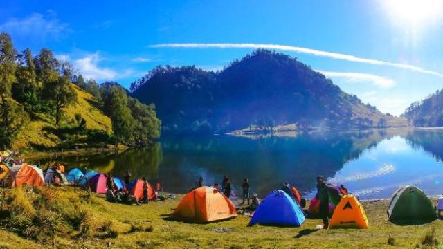 Ranu Kumbolo ketika cuaca cerah - Photo by Tripus