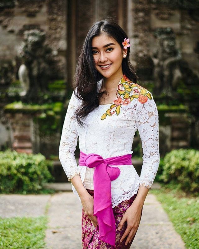 14 Setelan Kebaya Putih Modern untuk Kondangan atau Wisudaan. Nggak Terlihat Kaku Kok!