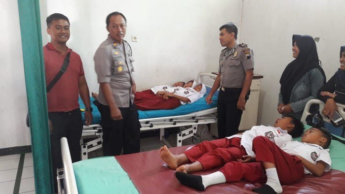 Belasan Siswa SD Diduga Keracunan Permen Jelly Stik. Sampai Kabarnya Ada yang Sampai Meninggal Dunia