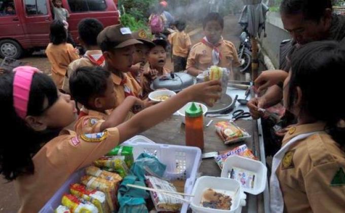 Belasan Siswa SD Diduga Keracunan Permen Jelly Stik. Sampai Kabarnya Ada yang Sampai Meninggal Dunia