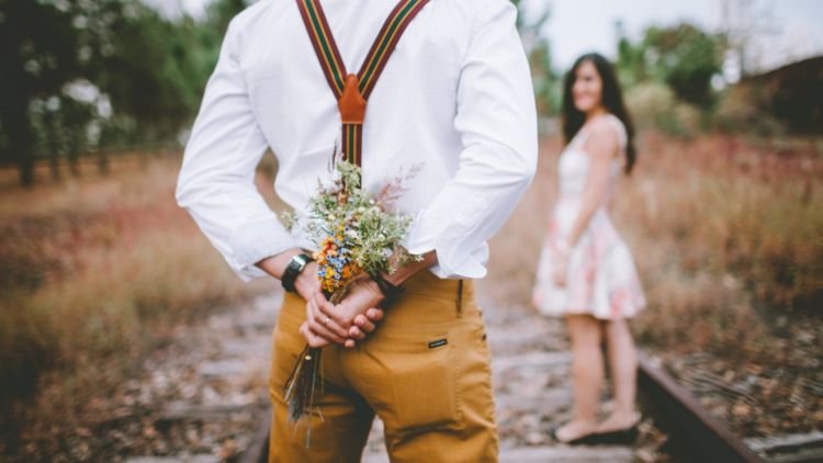 7 Kejutan yang Bikin Cewekmu Tersenyum Manja. Nggak Kalah Manis dari Kado Adipati ke Vanessa