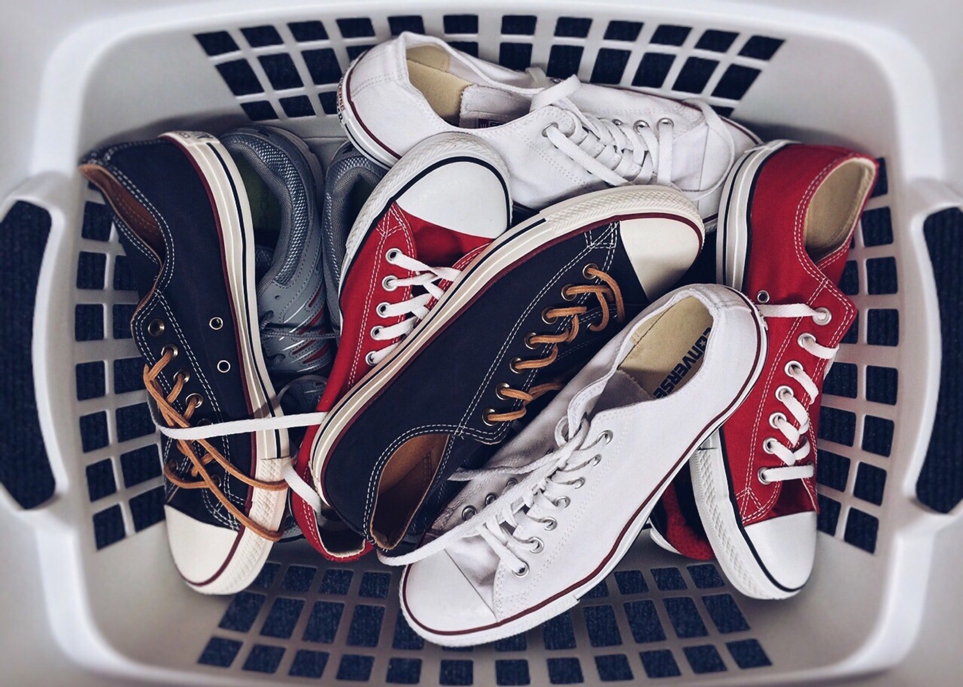 5 Merek Sneakers Paling Terkenal di Dunia Beserta Daerah Asalnya. Kamu Punya yang Mana?