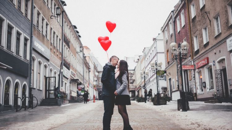 6 Hal yang Perlu Dipahami dalam Menghadapi Cowokmu yang Tak Romantis, Demi Hubungan Berjalan Manis