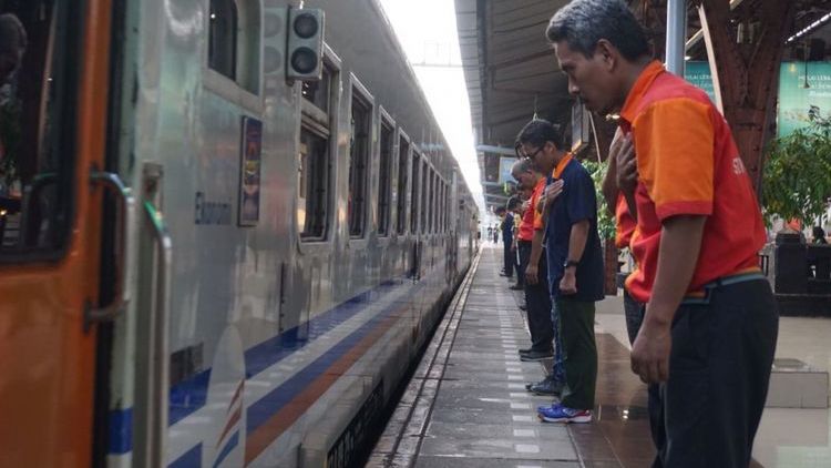 Disuruh Tunduk Lama Sampai Kereta Pergi, Bentuk Penghormatan Porter ke Penumpang Ini Bikin Heboh