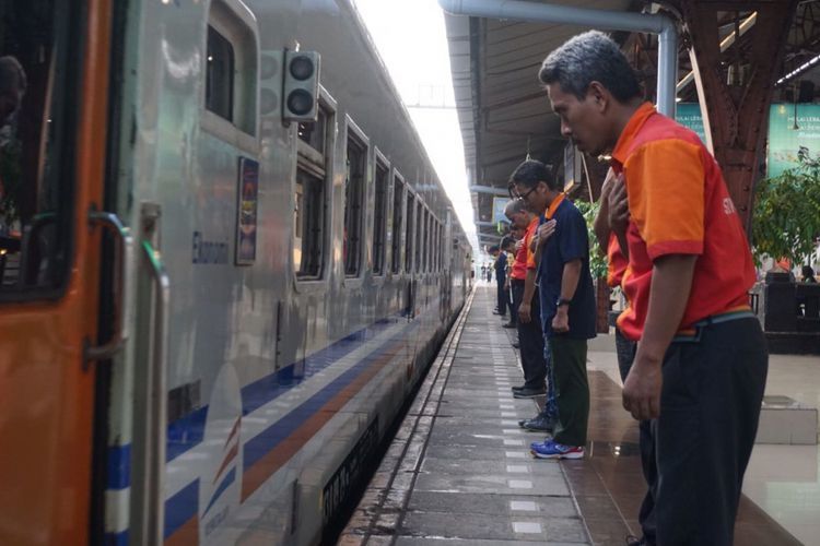 Disuruh Tunduk Lama Sampai Kereta Pergi, Bentuk Penghormatan Porter ke Penumpang Ini Bikin Heboh