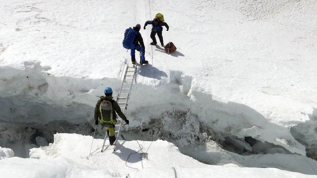 Tak Ada Orang yang Bisa Mendaki Everest Tanpa Mereka, Begini 12 Fakta di Balik Kehidupan Sherpa