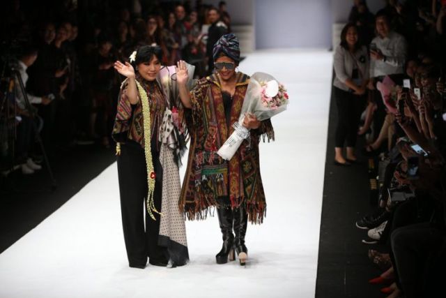 Ramaikan Panggung JFW 2019, Bu Susi Berlenggak-Lenggok Bak Model. Ternyata Alasannya Mulia Banget