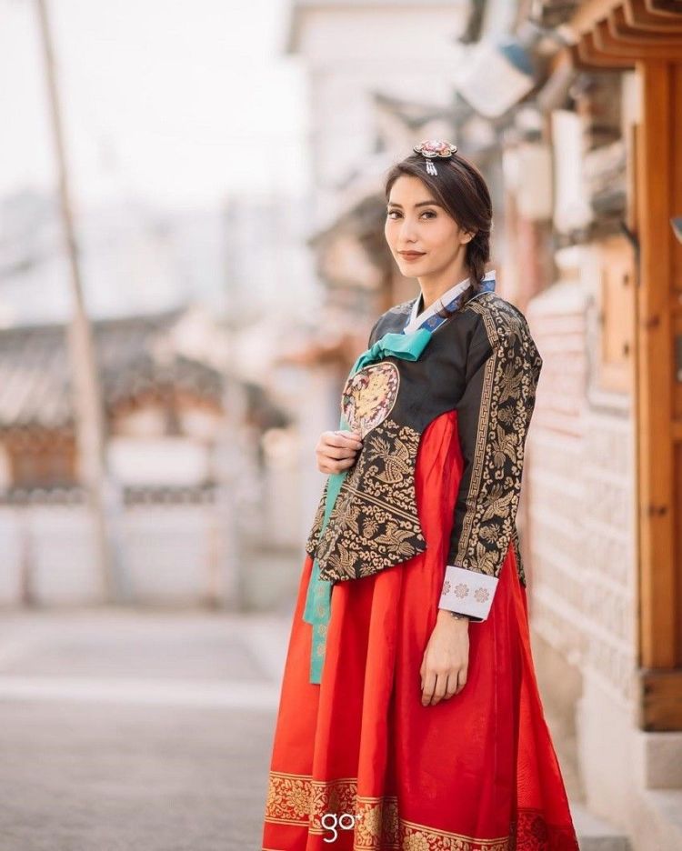 Mengulik Cantiknya 12+ Selebritas dan Instagram Darling yang Tampil dalam Balutan Hanbok Khas Korea. Kamu Pasti Jadi Mupeng Juga