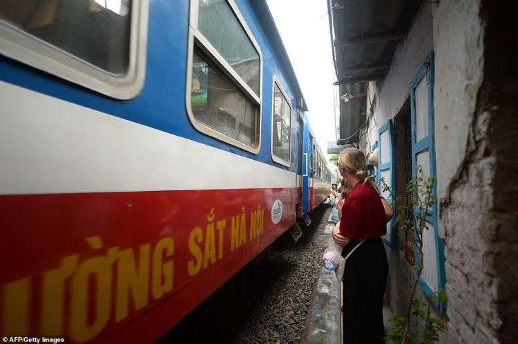 Selfie di Rel Kereta Api, Tren Baru Traveling ala Milenial. Cukup Berbahaya dan Nekat Sih!