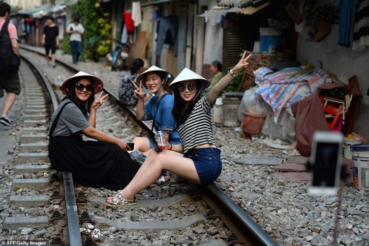 Selfie di Rel Kereta Api, Tren Baru Traveling ala Milenial. Cukup Berbahaya dan Nekat Sih!