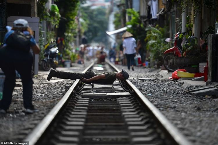 Selfie di Rel Kereta Api, Tren Baru Traveling ala Milenial. Cukup Berbahaya dan Nekat Sih!