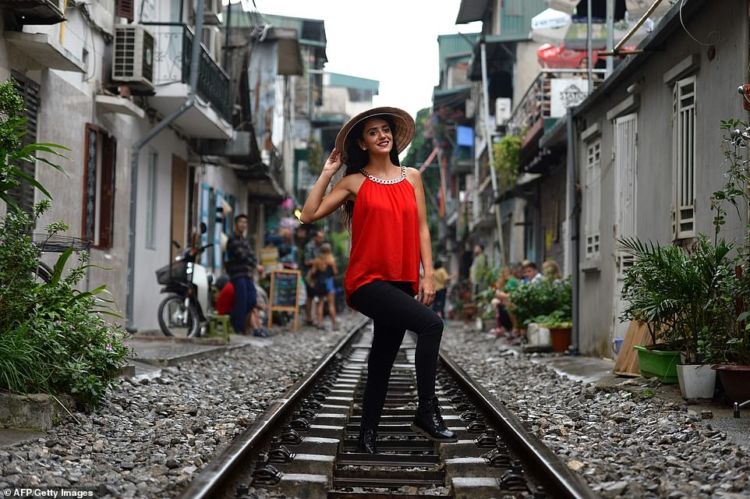 Selfie di Rel Kereta Api, Tren Baru Traveling ala Milenial. Cukup Berbahaya dan Nekat Sih!