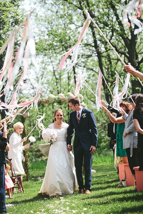 15 Ide Taburan Wedding Exit Toss untuk Pernikahanmu yang Berkesan. Keluar Gedung, Disambut Bak Raja dan Ratu oleh Tamu Undangan