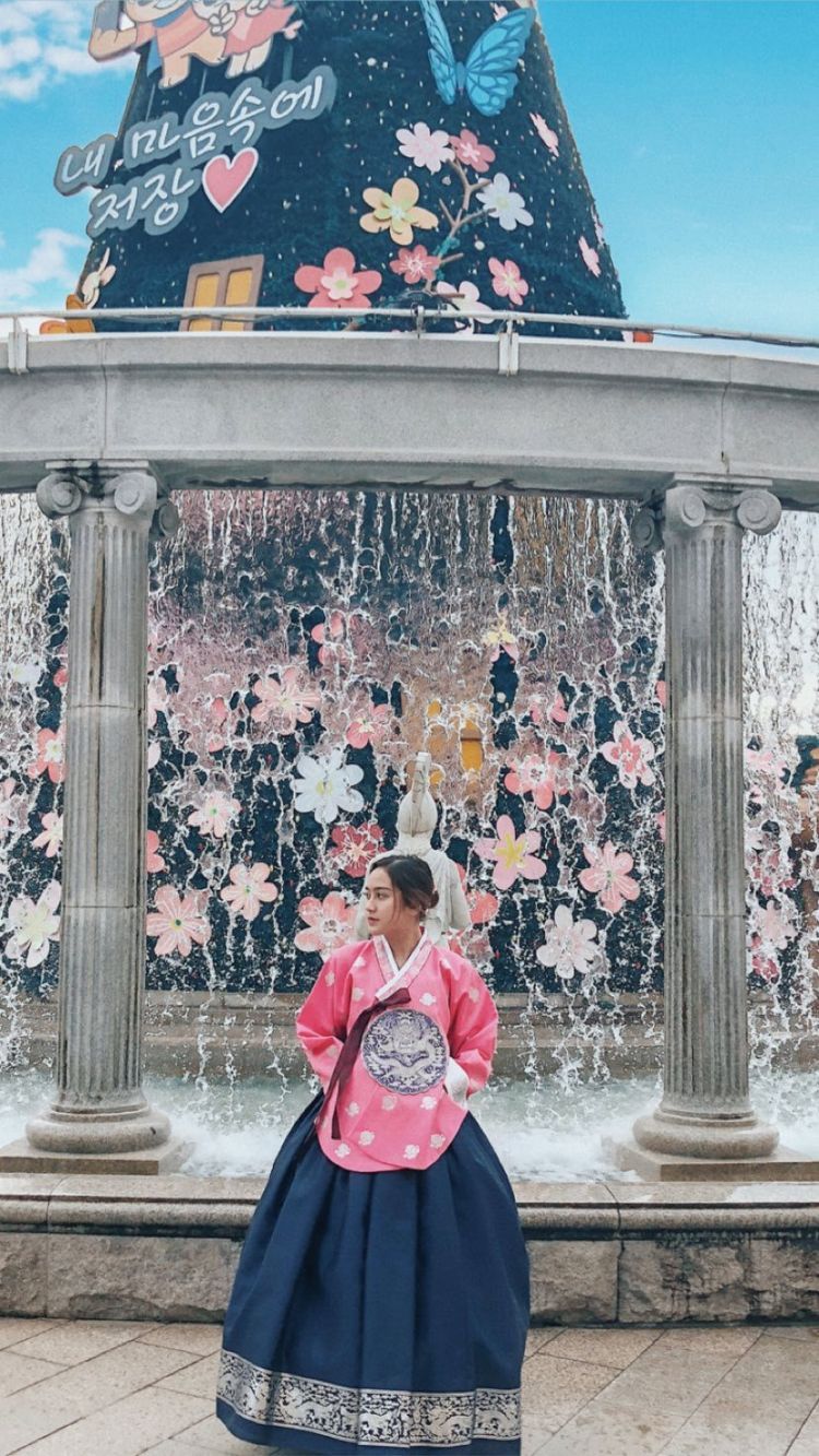 Mengulik Cantiknya 12+ Selebritas dan Instagram Darling yang Tampil dalam Balutan Hanbok Khas Korea. Kamu Pasti Jadi Mupeng Juga