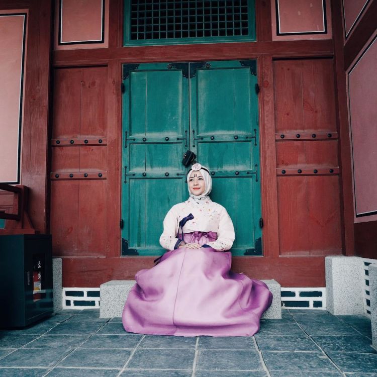 Mengulik Cantiknya 12+ Selebritas dan Instagram Darling yang Tampil dalam Balutan Hanbok Khas Korea. Kamu Pasti Jadi Mupeng Juga