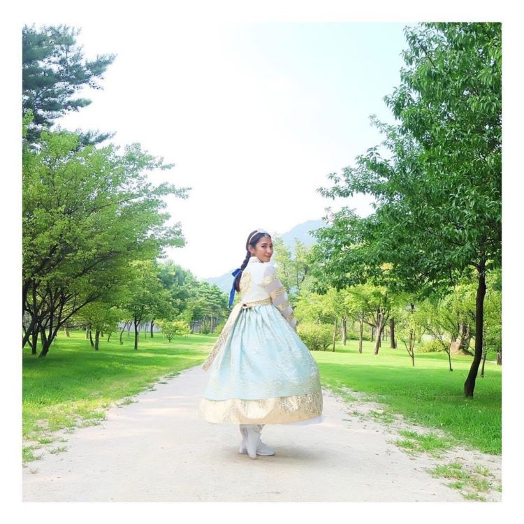 Mengulik Cantiknya 12+ Selebritas dan Instagram Darling yang Tampil dalam Balutan Hanbok Khas Korea. Kamu Pasti Jadi Mupeng Juga