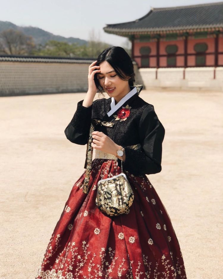 Mengulik Cantiknya 12+ Selebritas dan Instagram Darling yang Tampil dalam Balutan Hanbok Khas Korea. Kamu Pasti Jadi Mupeng Juga