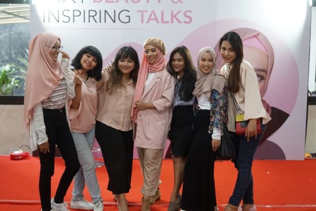 Belajar Review Kosmetik Bareng Inivindy Di Pixy Beauty & Inspiring Talks Malang. Seru!