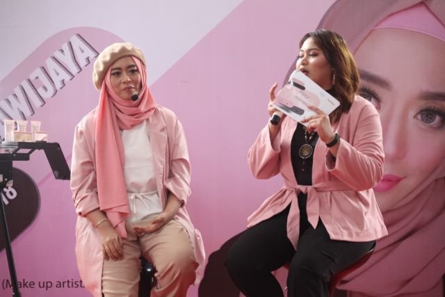 Belajar Review Kosmetik Bareng Inivindy Di Pixy Beauty & Inspiring Talks Malang. Seru!