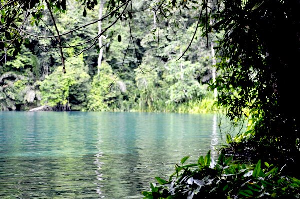 7 Alasan Kamu Harus Liburan ke Labuan Cermin. Surga Tersembunyi yang Airnya Sebening Kaca!