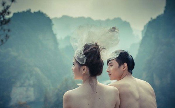 5 Ide Pre-Wedding Nekat dan Super Ekstrem. Ya, Kayak Pose Cium-cium King Kobra Contohnya